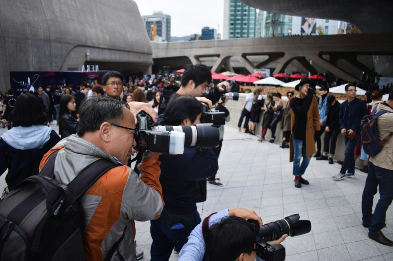 Nahaufnahme von professioneller Kameraausrüstung und Objektiven