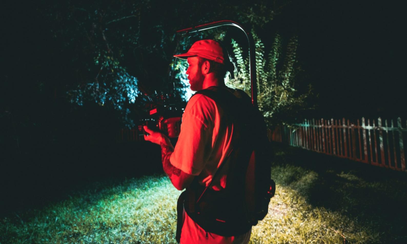 Verschiedene Studiolichter und Beleuchtungsmodifikatoren in Aktion