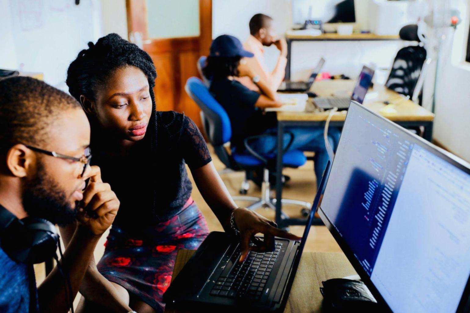 Professionelle Studiolicht-Ausrüstung in modernem Fotostudio