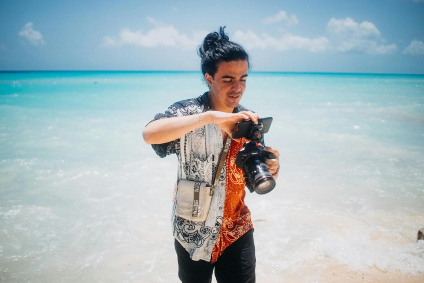 Professionelles Fotostudio mit verschiedenen Beleuchtungssetups und Equipment